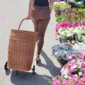 Kosz piknikowy wiklinowy z kołami.webp
