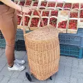 Ręcznie robiony kosz wiklinowy na zakupy.webp