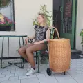 Kosz wiklinowy z uchwytem i kółkami.webp