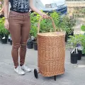 Duży kosz wiklinowy na targ.webp