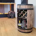 Otwarty regał beczkowy na butelki.webp