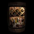 Stylowy mini-bar w kształcie beczki.webp