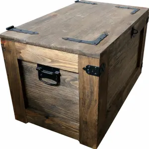 Rustykalna skrzynia z drewna na kołach 80 cm. Kufer drewniany z metalowymi elementami